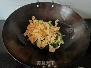 西蓝花炒蛋皮步骤11