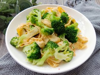 西蓝花炒蛋皮步骤14