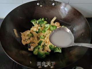 西蓝花炒蛋皮步骤13