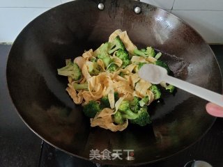 西蓝花炒蛋皮步骤12