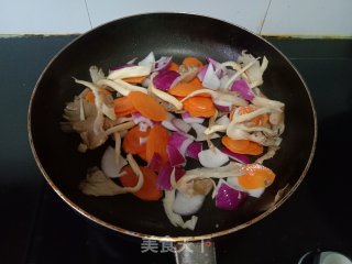 平菇洋葱炒胡萝卜步骤3