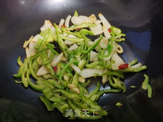 西红柿炒鸡蛋（配点绿色菜）步骤1