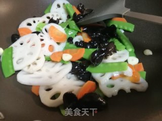 夏日减肥经典美食快手菜，荷塘小炒步骤4