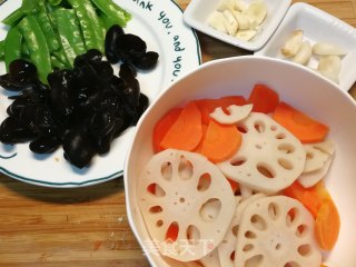 夏日减肥经典美食快手菜，荷塘小炒步骤3