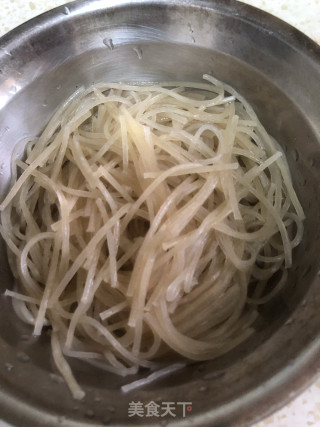 鸡蛋炒粉丝包菜步骤2