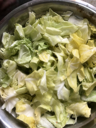 鸡蛋炒粉丝包菜步骤1