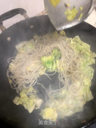 鸡蛋炒粉丝包菜步骤7