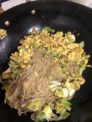 鸡蛋炒粉丝包菜步骤8