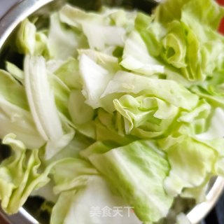 麻辣肠炒包菜步骤1