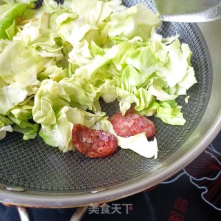 麻辣肠炒包菜步骤7