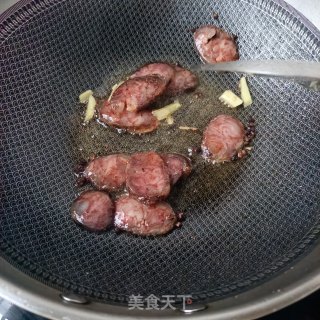 麻辣肠炒包菜步骤6