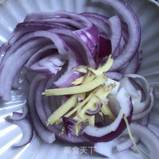 辣酱焖鲈鱼步骤2