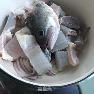 辣酱焖鲈鱼步骤6