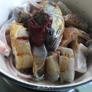 辣酱焖鲈鱼步骤7