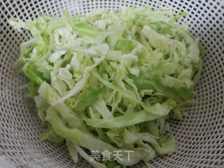 酸辣包菜丝步骤1