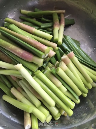 胡萝卜炒蒜苔步骤2