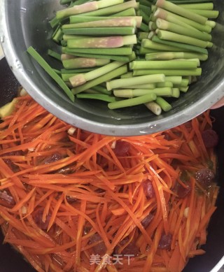 胡萝卜炒蒜苔步骤9