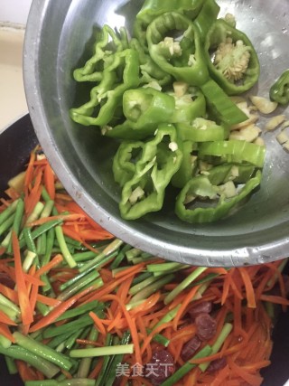 胡萝卜炒蒜苔步骤10