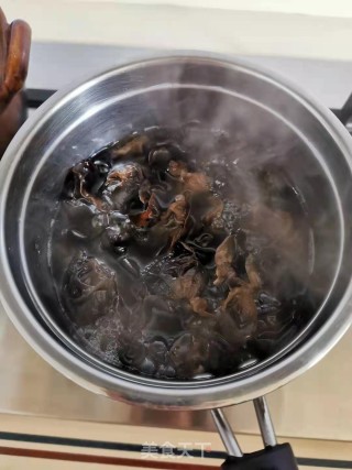 蒜苔黑木耳炒肉丝步骤2