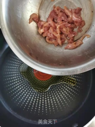 蒜苔黑木耳炒肉丝步骤5