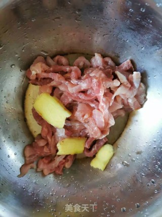 蒜苔黑木耳炒肉丝步骤3