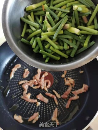 蒜苔黑木耳炒肉丝步骤6