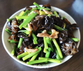 蒜苔黑木耳炒肉丝步骤8