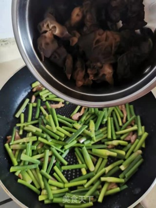 蒜苔黑木耳炒肉丝步骤7