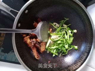 青椒炒鱼块步骤4