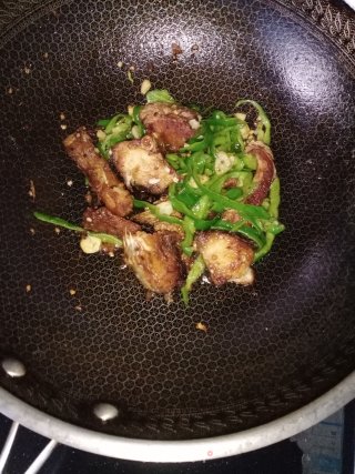 青椒炒鱼块步骤7