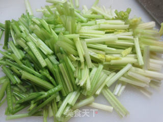 猪耳朵炒芹菜步骤4