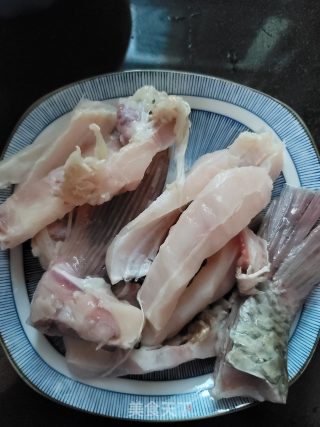 香煎鱼骨步骤1