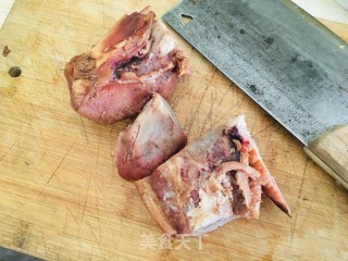 青椒炒头肉步骤1