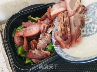 青椒炒头肉步骤7