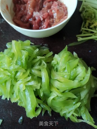 莴笋芹菜炒牛肉步骤2
