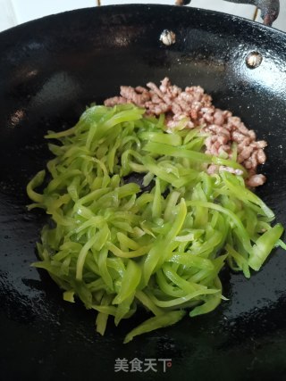 莴笋芹菜炒牛肉步骤6