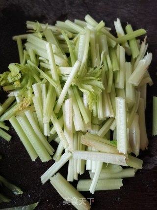 莴笋芹菜炒牛肉步骤3