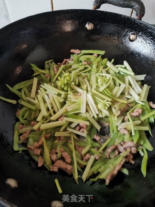莴笋芹菜炒牛肉步骤7