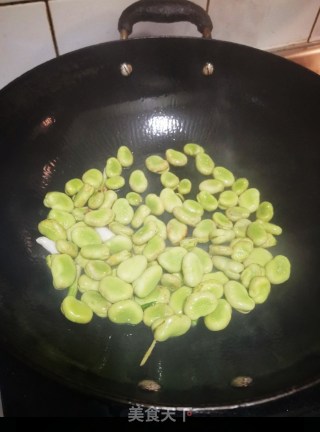 梅干菜烧蚕豆步骤2