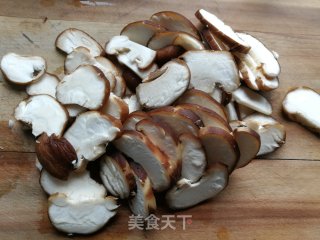香菇炒包菜步骤2