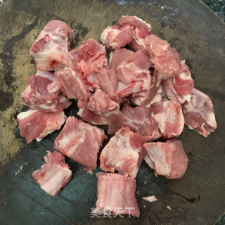 胡萝卜玉米烧排骨步骤1