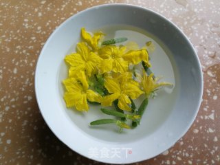 黄瓜花炒蛋步骤2