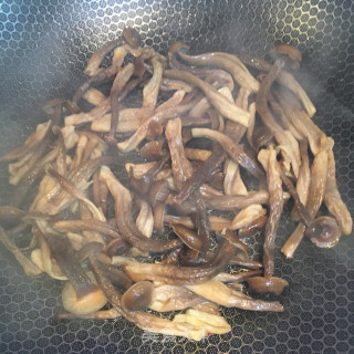 肉片炒菌菇腐竹步骤4