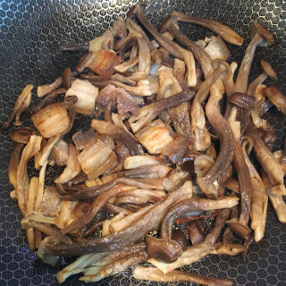 肉片炒菌菇腐竹步骤5