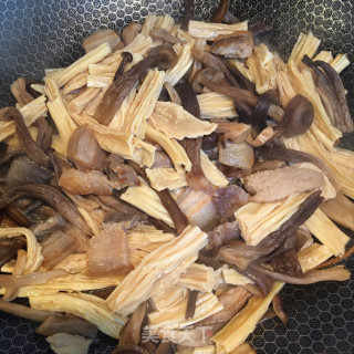肉片炒菌菇腐竹步骤7