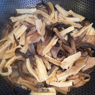肉片炒菌菇腐竹步骤6