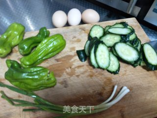 黄瓜青椒炒鸡蛋步骤1