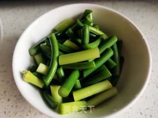 洋葱炒蒜薹步骤2