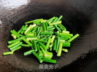 洋葱炒蒜薹步骤4