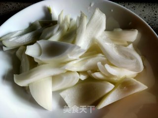 洋葱炒蒜薹步骤3
